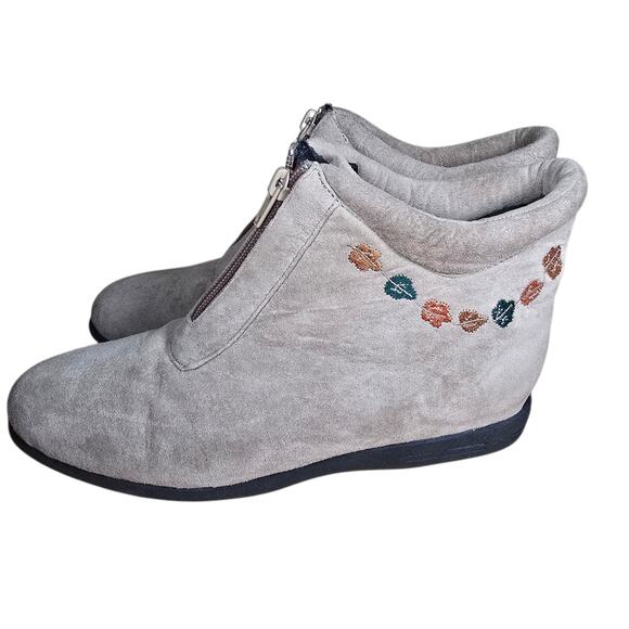 Deacon Shoes - Women's Beacon Suede Ankle Boots Fawn/Leaf Motif Size 8 1/2 Anti-Shock Excellent